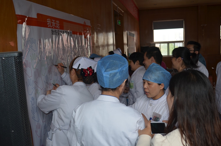 医务人员争相签名承诺